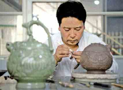 陕西陶瓷艺人手工再现“耀州窑倒装壶”千年技艺